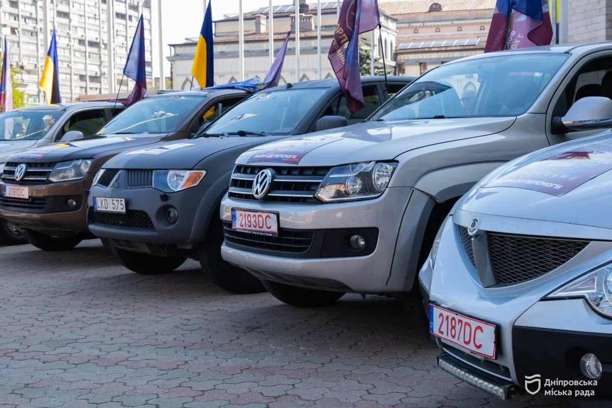 У Дніпрі до Дня міста передали шість пікапів для 7-го корпусу ДШВ