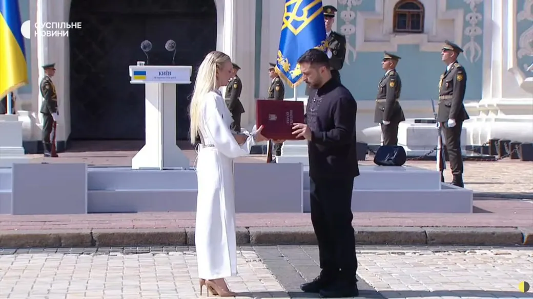 Мама загиблого Героя України отримала нагороду сина з рук президента