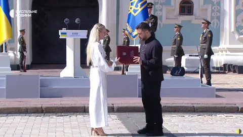 Мама загиблого Героя України отримала нагороду сина з рук президента