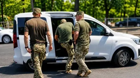 Міноборони: ТЦК не можуть затримувати людей під час тривоги