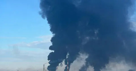 Удар по Ярославському НПЗ: пошкоджено чотири резервуари з нафтою