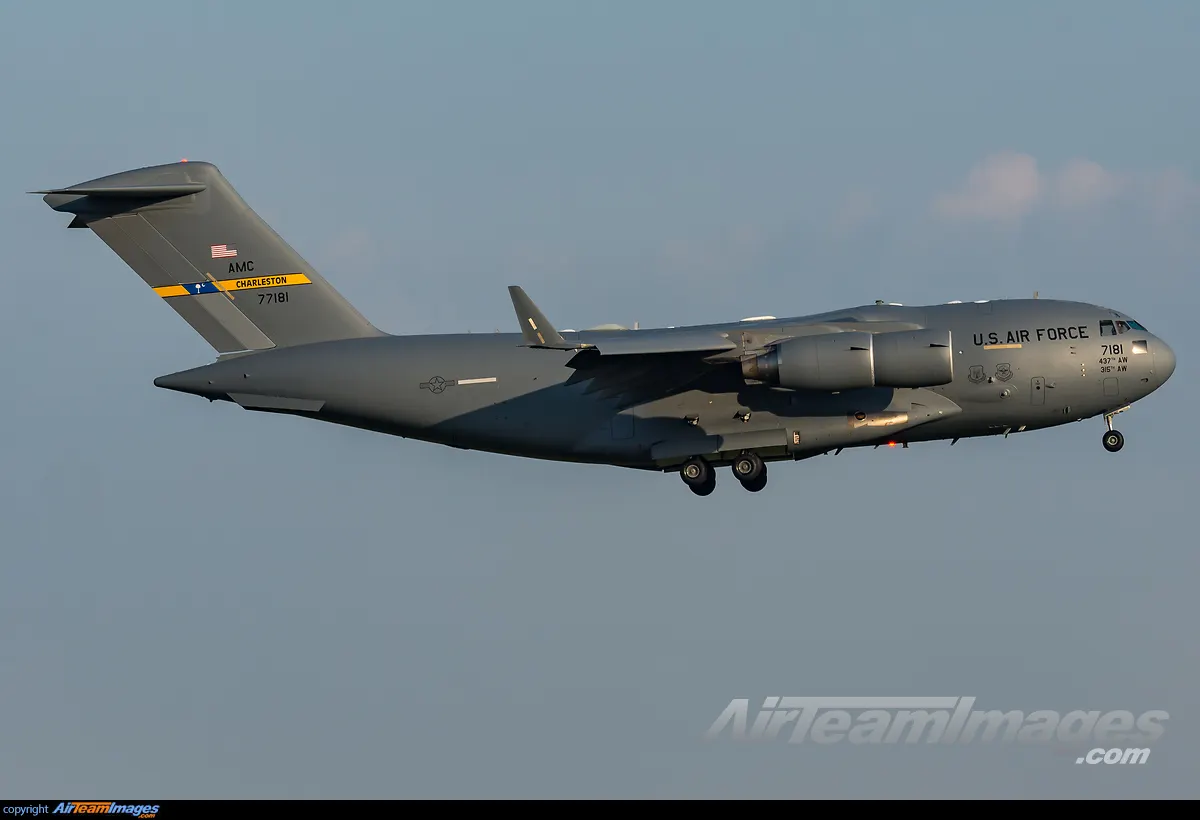 Американський C-17 сів у Москві: деталі перельоту