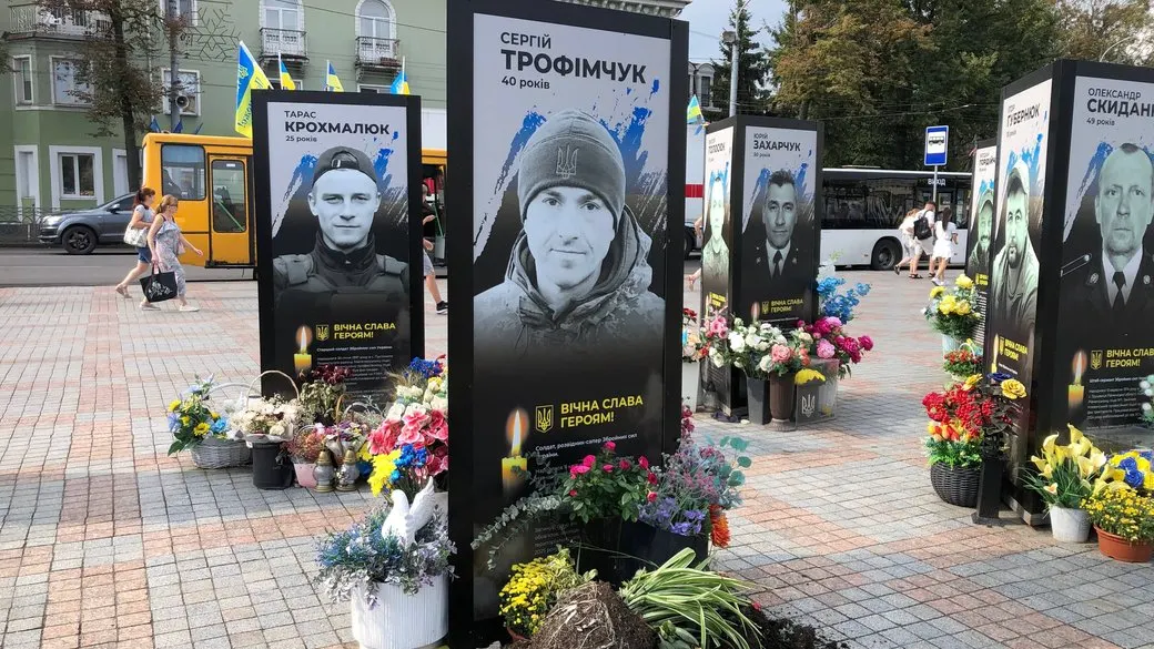 У Рівному зникли горщики для квітів біля портрета загиблого бійця