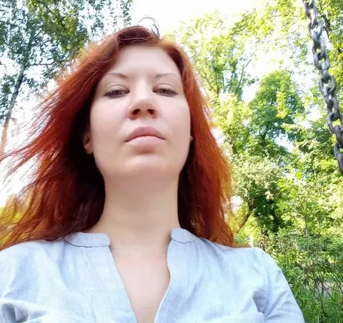 Журналістка Тетяна Коломиченко поранена внаслідок удару по виставці на Київщині