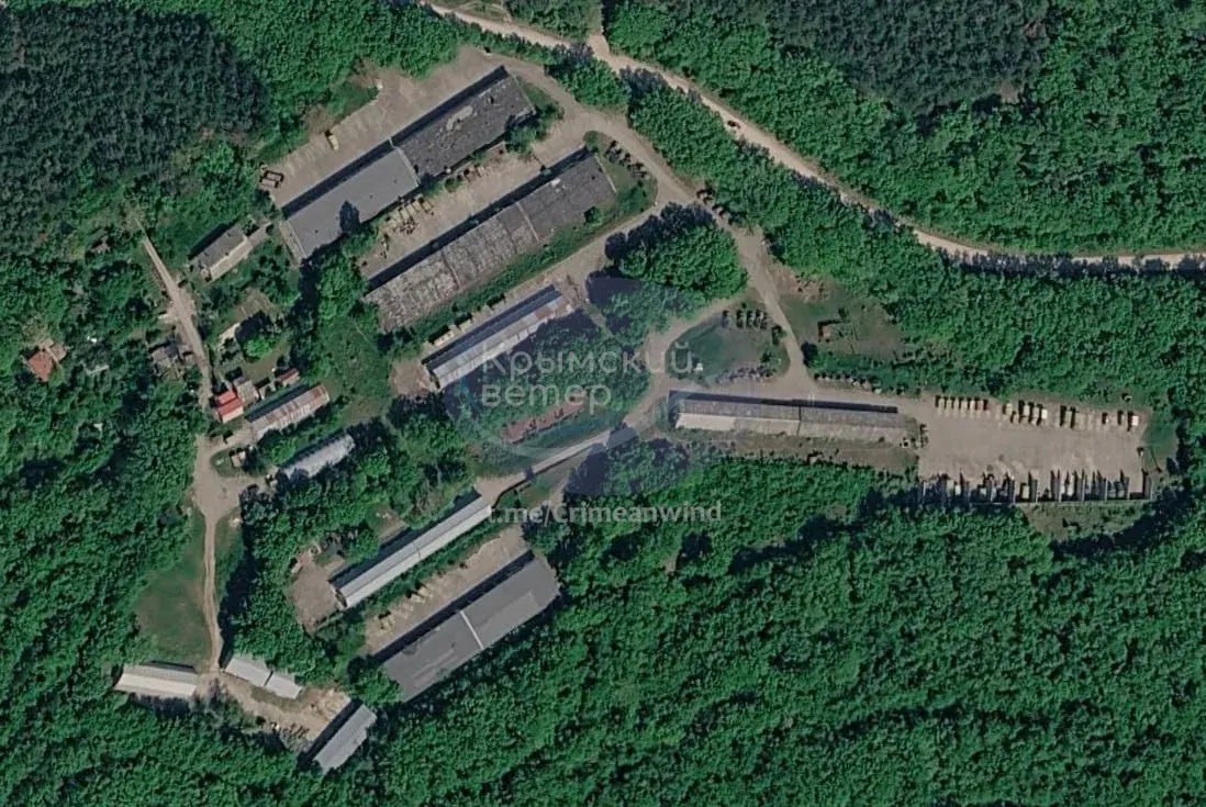У Севастополі після атаки дронів горять склади техніки та аеродром