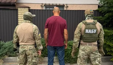 Двох військових викрили на хабарі за прийняття РЕБ для ЗСУ