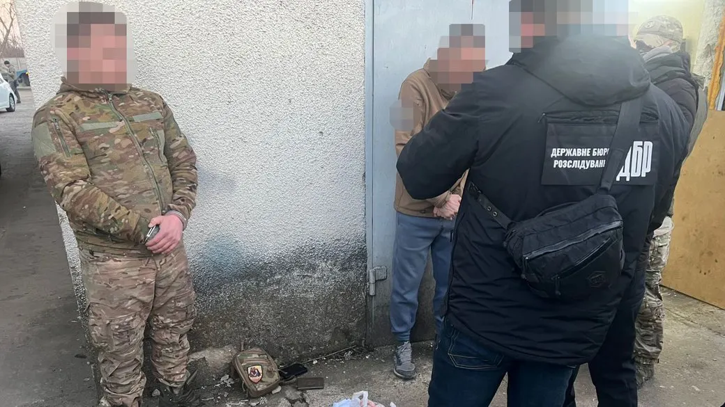 На Одещині судитимуть п'ятьох військових за продаж зброї з фронту