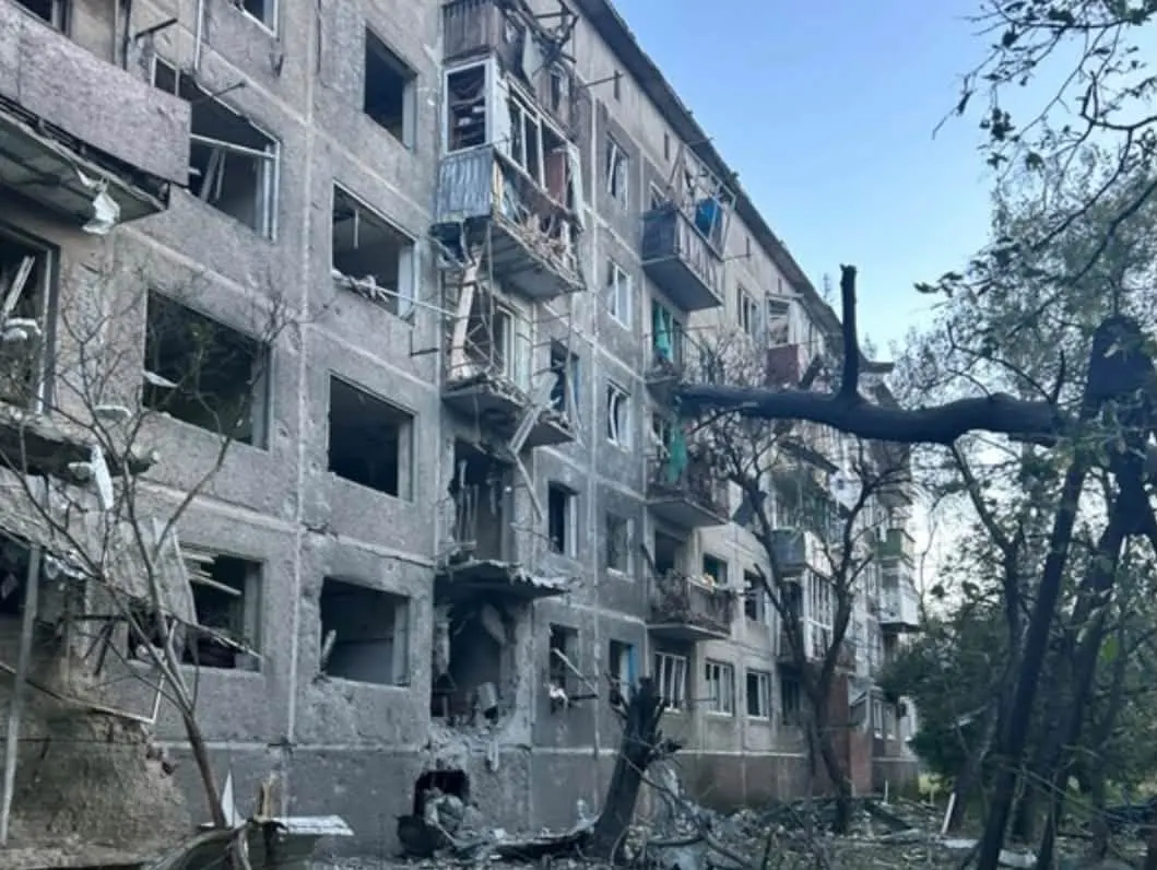 Удар по Слов'янську: четверо поранених, пошкоджені будинки та автівки