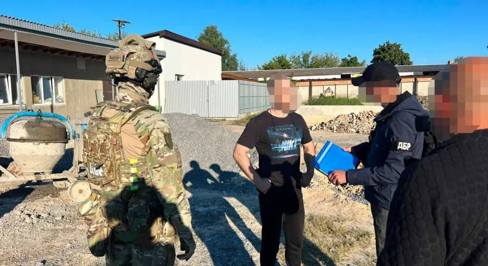 ДБР викрило на Житомирщині військових, які працювали на меблевій фірмі