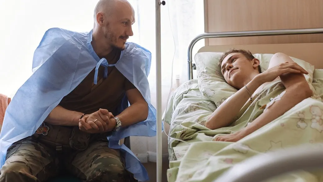 Військовий провідав 15-річного хлопця, якому врятував життя після обстрілу на Ізюмщині