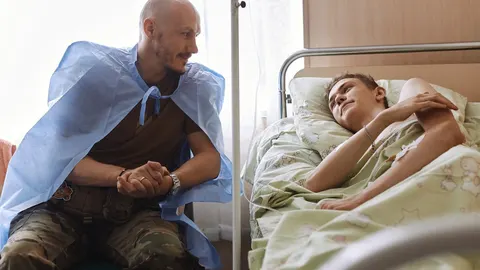 Військовий провідав 15-річного хлопця, якому врятував життя після обстрілу на Із