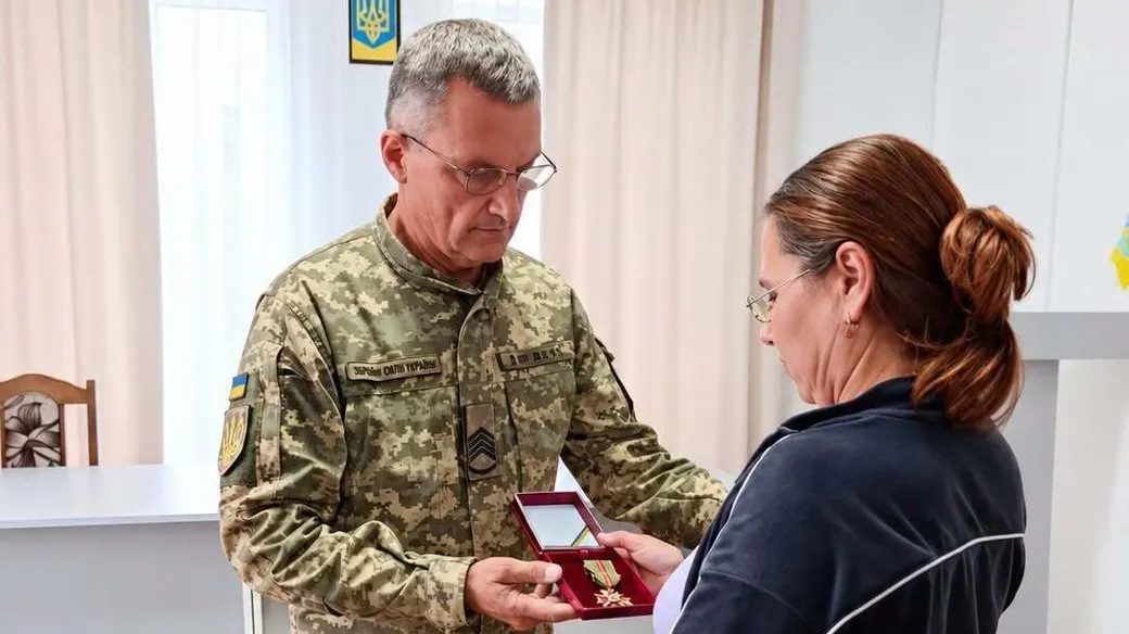 На Тернопільщині сестрі загиблого воїна Юрія Перуняка вручили посмертні нагороди