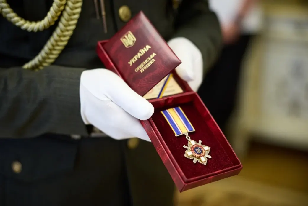 Зеленський вручив нагороди військовим зв'язківцям і кіберфахівцям