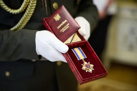 Зеленський вручив нагороди військовим зв'язківцям і кіберфахівцям