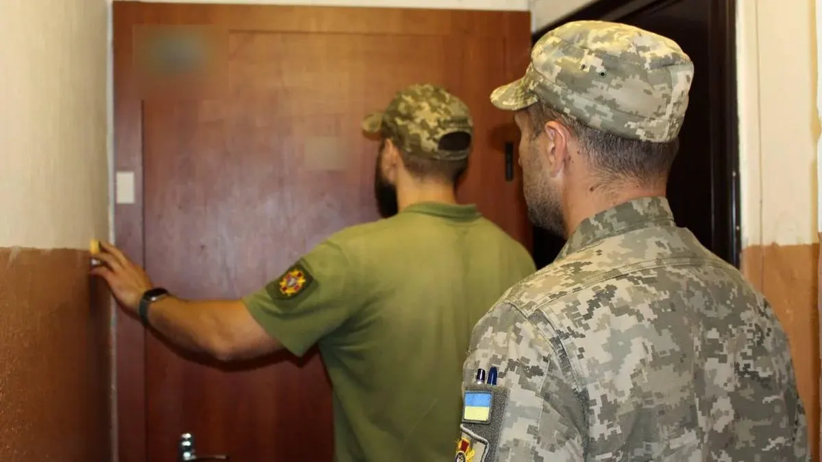 ТЦК може вручати повістки за місцем проживання, але не має права силоміць входити в житло