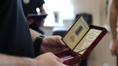 У Дніпрі матері загиблого поліцейського Арсенія Алексєєва вручили посмертну медаль