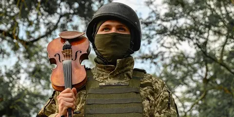 Військовий зіграв на скрипці у кузові пікапа на Харківщині