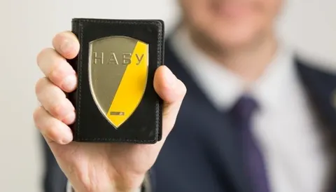 Співробітнику СБУ оголосили підозру через схему бронювання