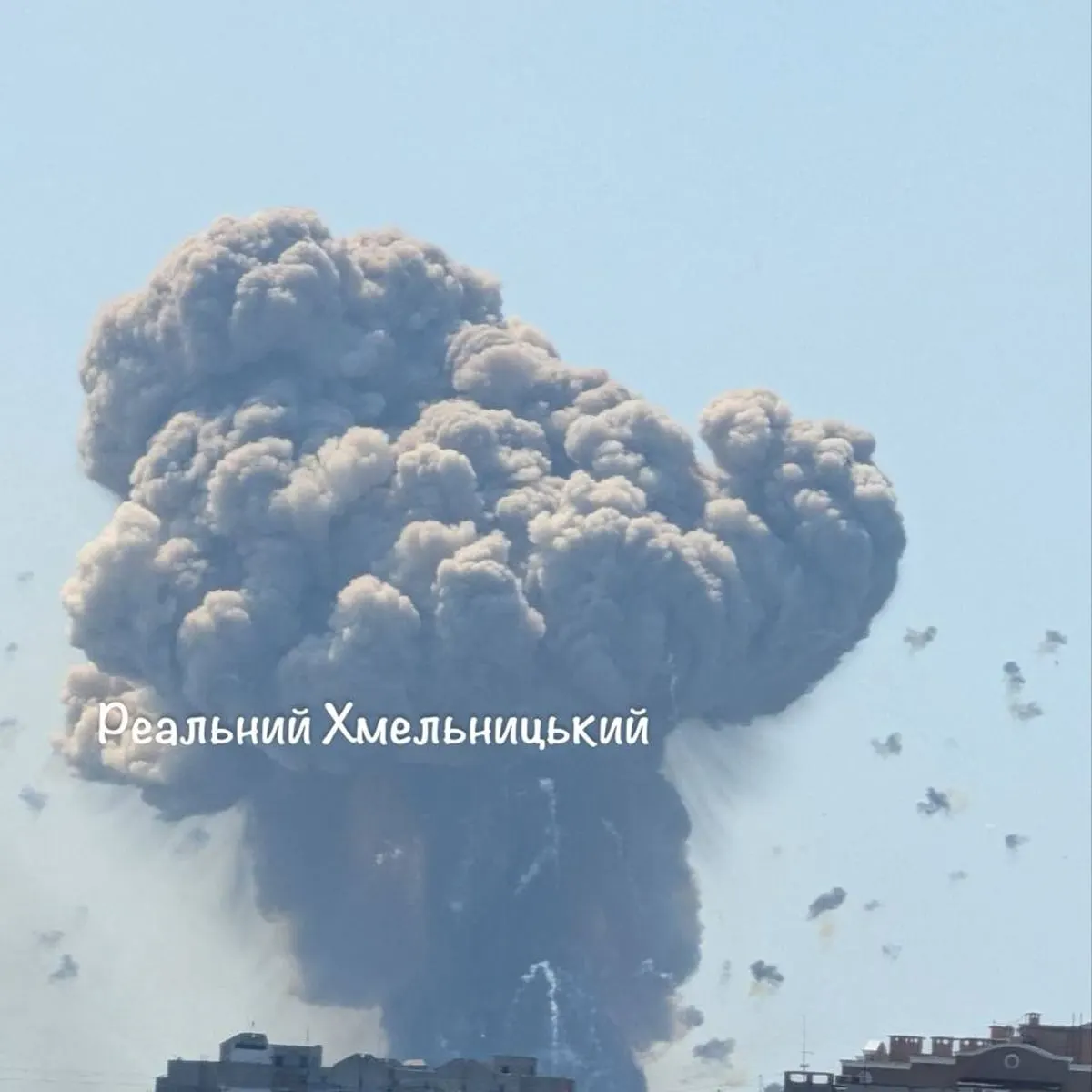 Вибухи на Хмельниччині: слідство розглядає диверсію, п’ятеро військових зникли