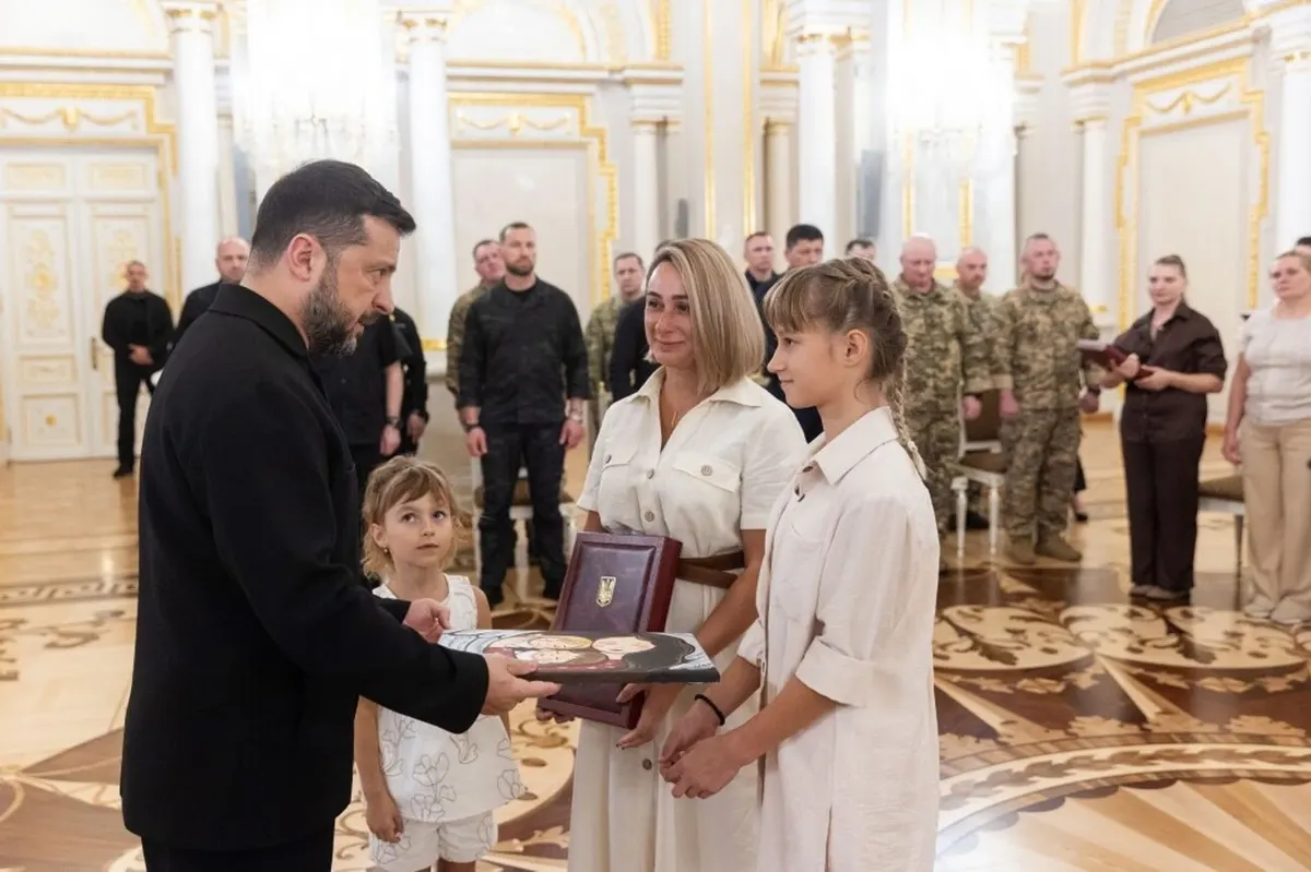Зеленський вручив нагороди захисникам та родинам загиблих військових