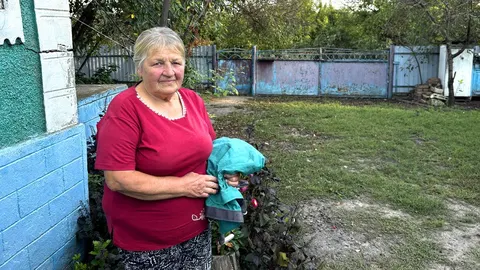73-річна жителька Вінниччини шиє ноші для військових: 3–5 виробів на тиждень