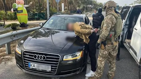 Шахрая, який ошукав матір загиблого військового на 6,6 млн грн, засудили до 8 ро