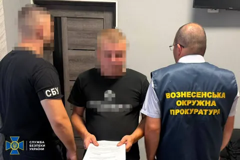 Посадовця міськради на Миколаївщині підозрюють у вимаганні $2,5 тисячі за «допом