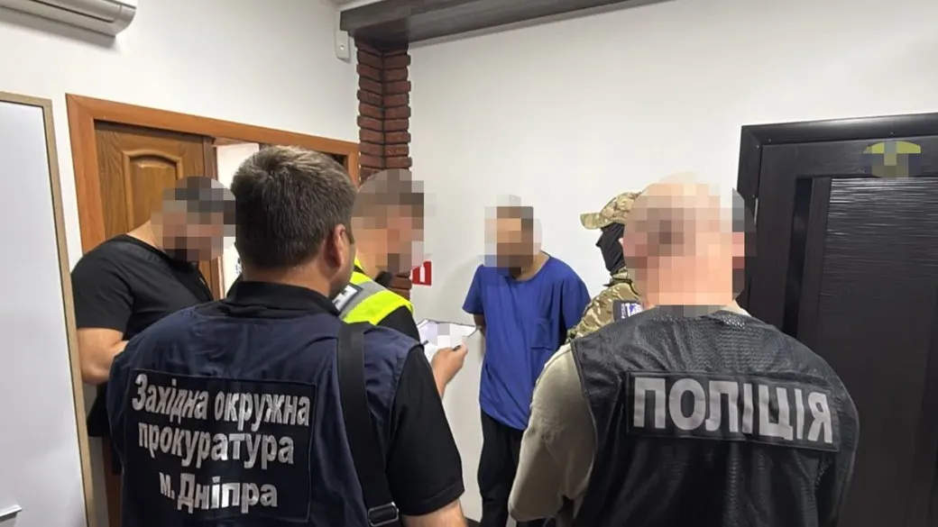 Лікаря з Дніпра затримали за вимагання $3 тис. у військового за групу інвалідності