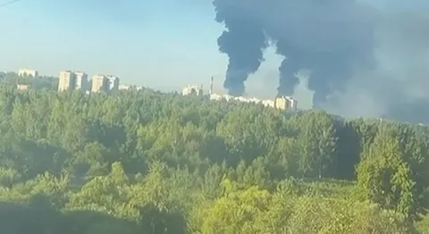 Сили оборони уразили два НПЗ у РФ та катери в Чорному морі — Зеленський
