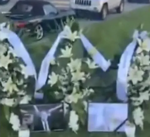 У Литві та Чехії біля оборонних заводів знайшли траурні вінки