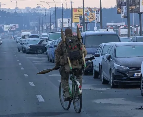Загинув військовий з відомого фото в Ірпені — морпіх «Борець»