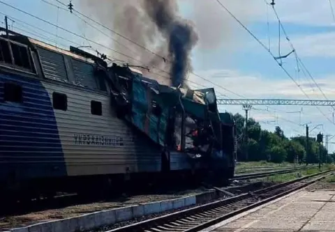 На Миколаївщині БПЛА влучив у приміський потяг: пасажирів евакуювали