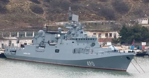 Сили оборони уразили фрегат «Адмірал Ессен» у Новоросійську: на кораблі пожежа