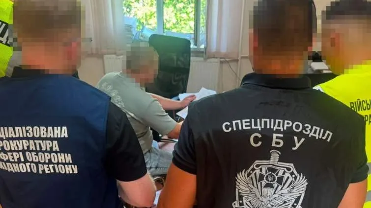 На Буковині екскерівники двох ТЦК фіктивно мобілізували 200 осіб