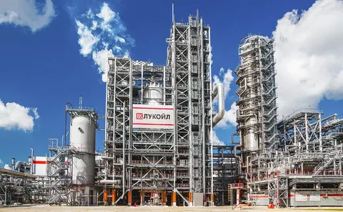 Удари Сил оборони зупинили два нафтопереробні підприємства РФ — Генштаб