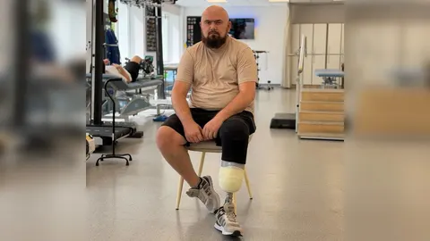 Морпіх із Хмельниччини після ампутації вчиться ходити на протезі у Львові