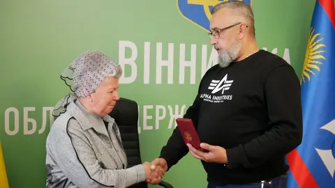 Мати загиблого воїна з Вінниці отримала «Лицарський хрест» сина