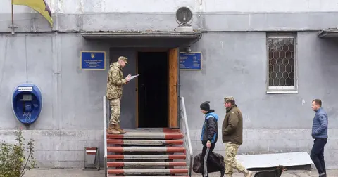 У Миколаєві на Львівщині стався вибух біля будівлі ТЦК, поранено військового