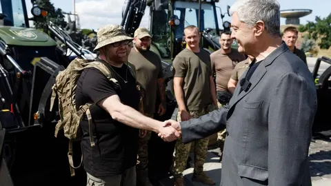 Фонд Порошенка передав шість екскаваторів на фронт