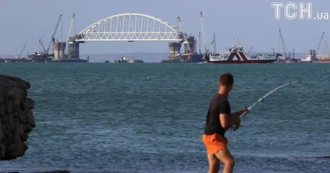У Криму пролунали вибухи, Керченський міст перекрито