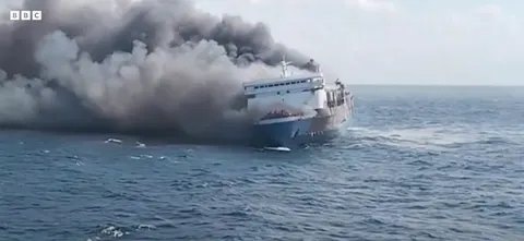 Пожежа на поромі біля Мадури: п'ятеро загиблих, десятки зниклих