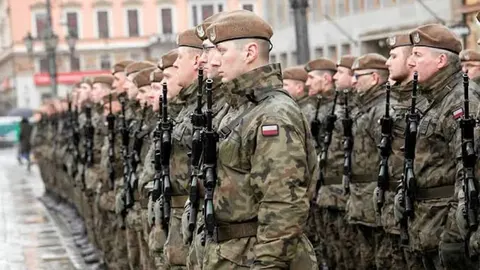 Поляки масово отримують мобілізаційні картки — що відомо