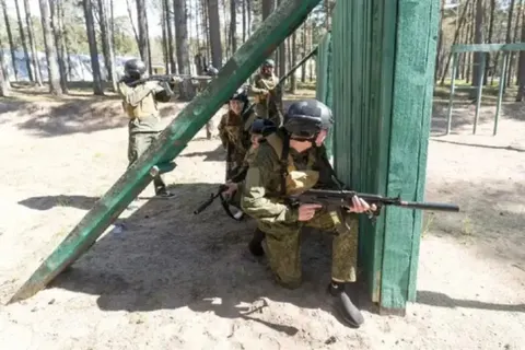 У росії половину шкільного курсу відведуть під військову підготовку