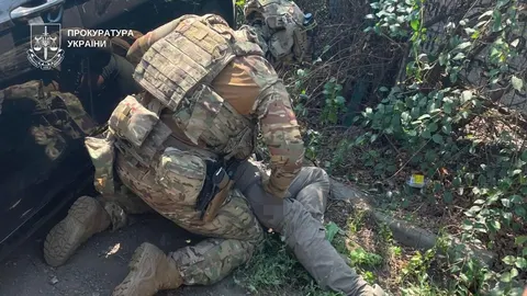 На Дніпропетровщині затримали трьох чоловіків за спробу вивезти військового з ча