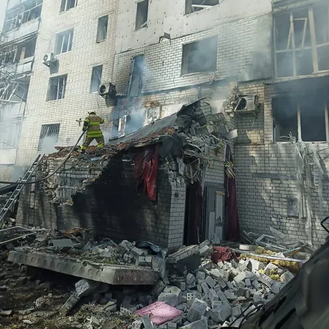 Російський дрон влучив у багатоповерхівку в Чернігові: 14 поранених