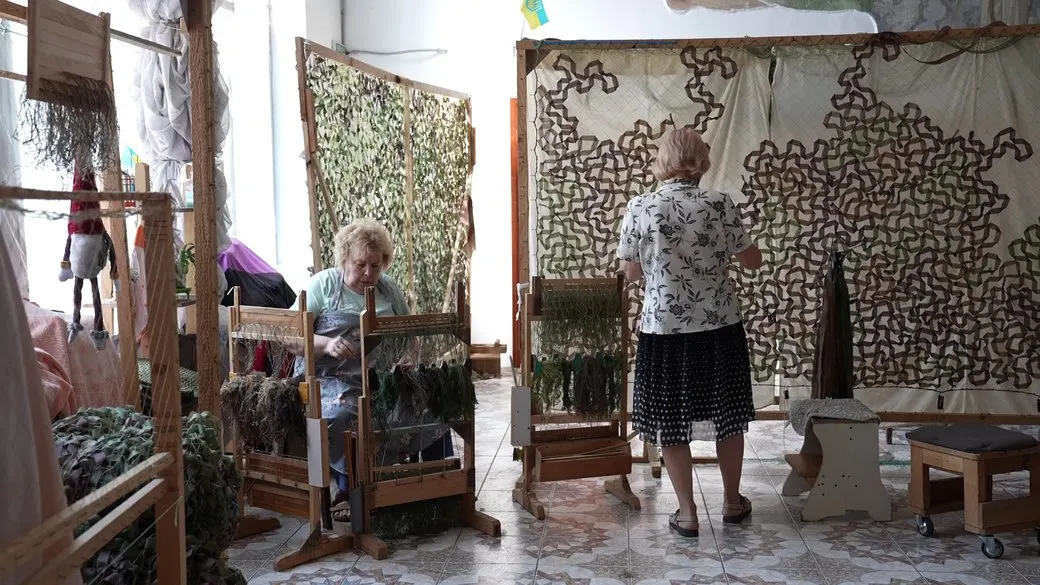 На Кіровоградщині волонтери не встигають плести маскування для ЗСУ