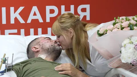 У лікарні Дніпра побралися поранений військовий та його наречена
