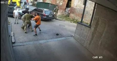 У Львові під час мобілізації представник ТЦК дістав зброю: ДБР почало розслідува