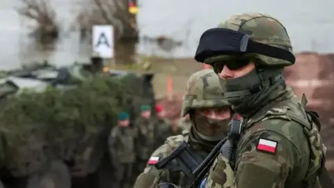 Польща розсилає мобілізаційні картки резервістам і цивільним