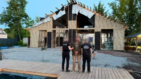 Майор з Одещини примусив 83 військових будувати йому дачу та басейн